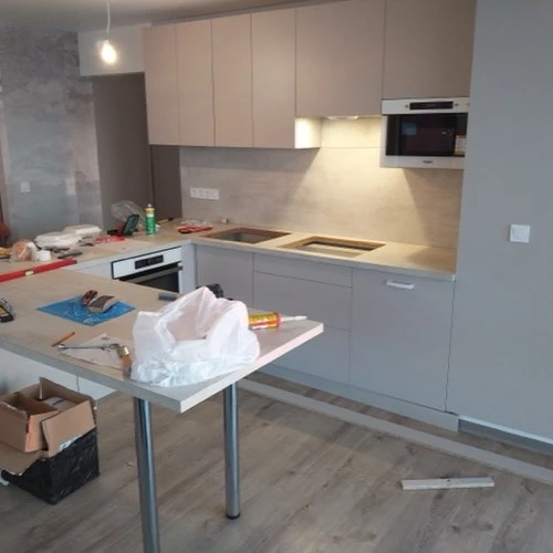 Készülőben lévő konyhabútor